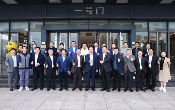 馬年正月十六，年味依舊濃郁。3月4日，廣東省客家商會會長鄧振龍率代表團赴河源開展馬年外出考察首站活動。代表團走進廣東堅基集團，實地調研河源市商業(yè)中心等項目，交流創(chuàng)新發(fā)展經驗，共探政企商協同合作新機遇。河源市委常委、統(tǒng)戰(zhàn)部部長廖繼聰，東源縣委書記秦衛(wèi)民，河源市委統(tǒng)戰(zhàn)部副部長、市工商聯黨組書記郭軍陽等領導出席活動；寶鷹控股集團董事長古少明等30余位灣區(qū)客商參與考察；廣東省客家商會本期輪值會長、堅基集團